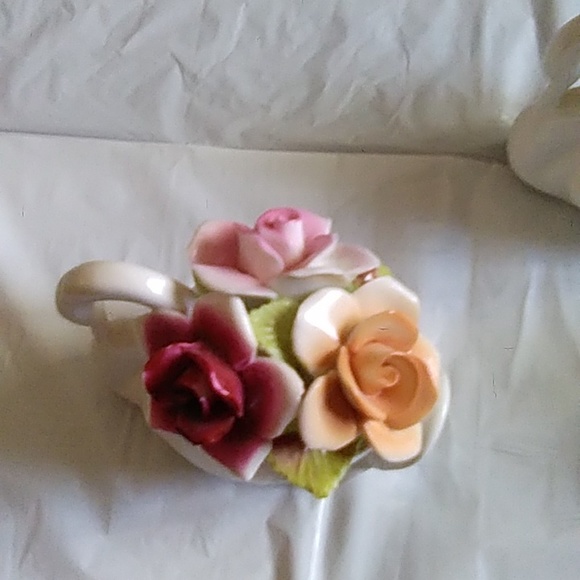 Royale Stratford Handcrafted Flower Swans - Picture 3 of 7